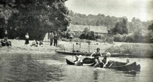 A team from Tyrrell and Green Southampton triumph in a Mop Fighting bout, at the 1939 Odney Rag Regatta