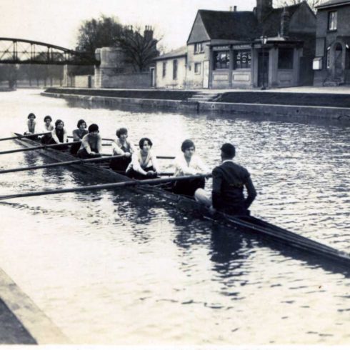 The Victoria House Ladies crew on the Cam 1929