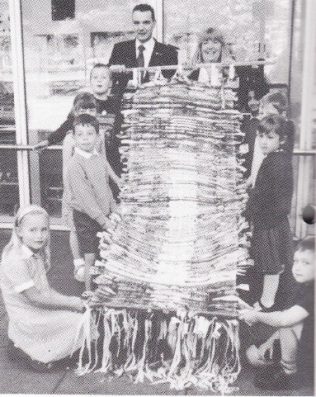 DM Darren Kimber, Textile Designer Mrs Jolly and some of the children show off the wall hanging.